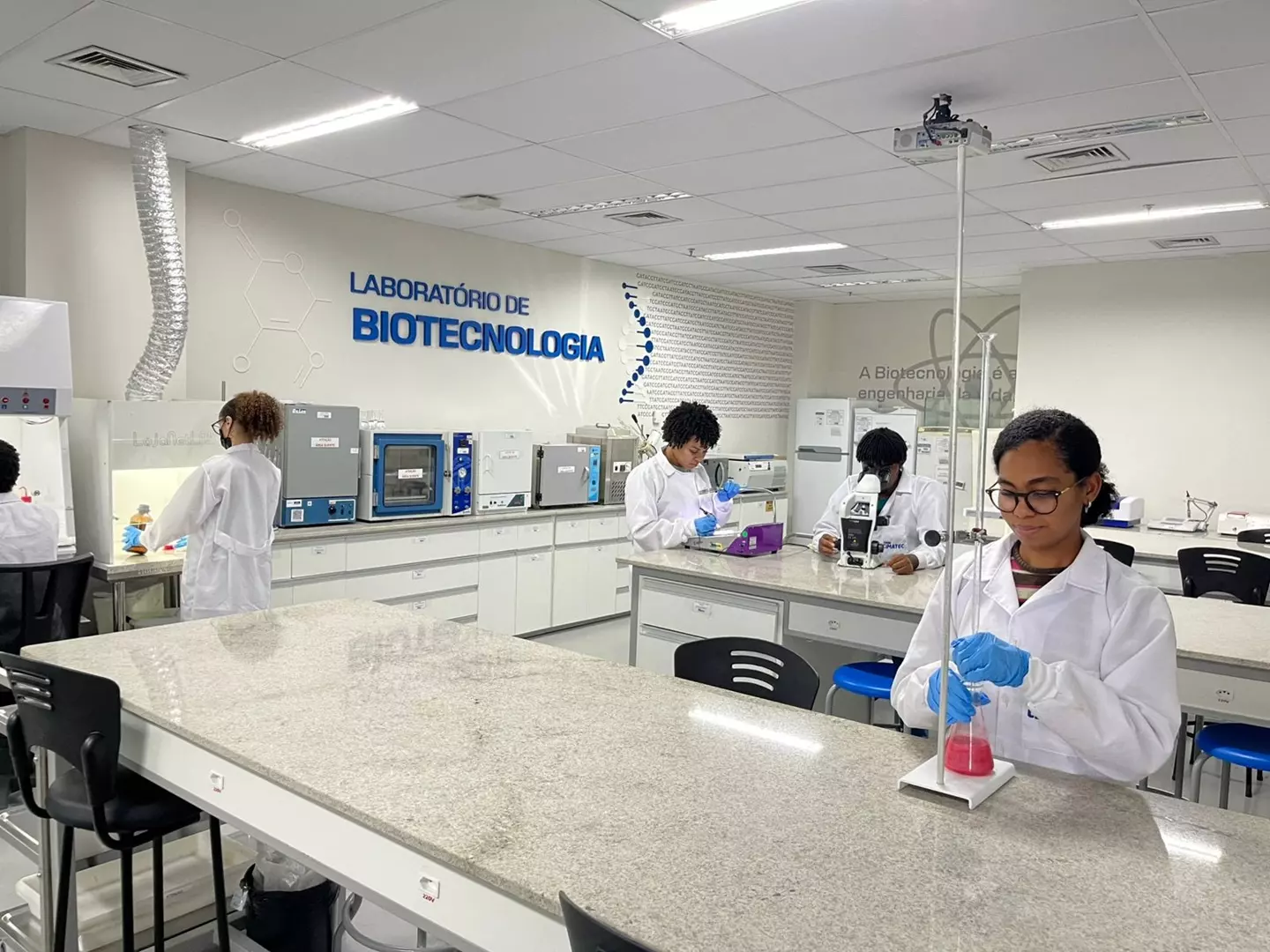 SENAI Bahia abre inscrições para 230 vagas em cursos de pós-técnico com 100 bolsas para ex-alunos da casa